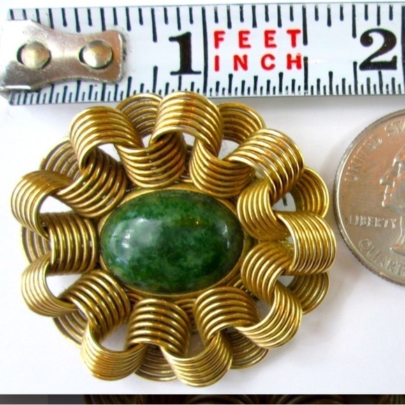12K Gold Filled Vintage BROOCH. Jade Green Color Cabochon, Ribbon Frame. - Picture 2 of 3